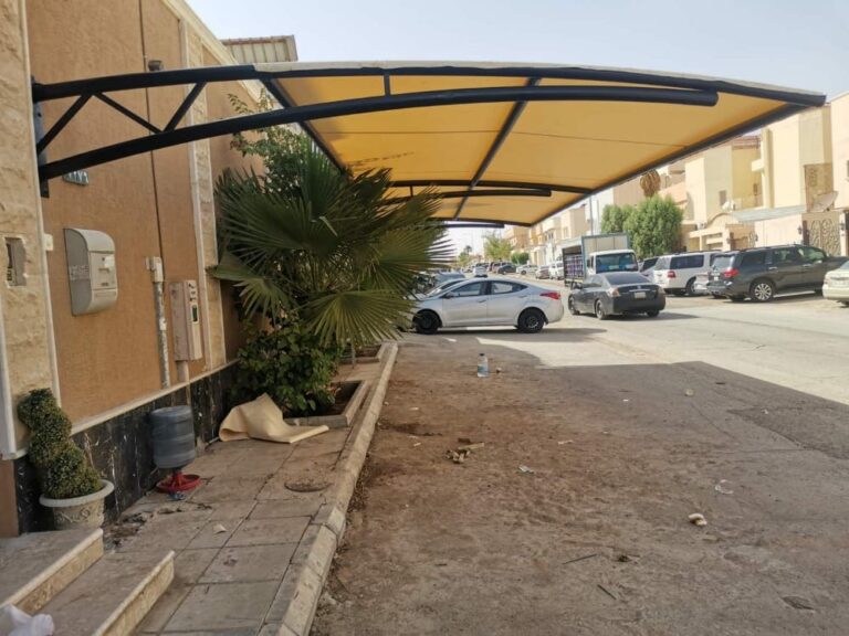 تركيب مظلة سيارة أمام المنزل جدة